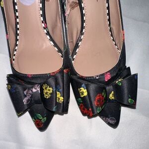 BETSEY JOHNSON SATIN BRET BLACK WITH FLOWERS
